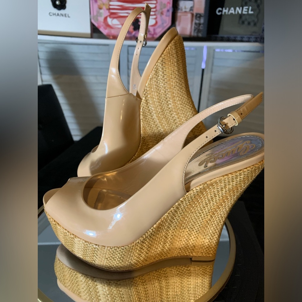 💓EUC💖GUCCI patent leather sandals. - Picture 4 of 14